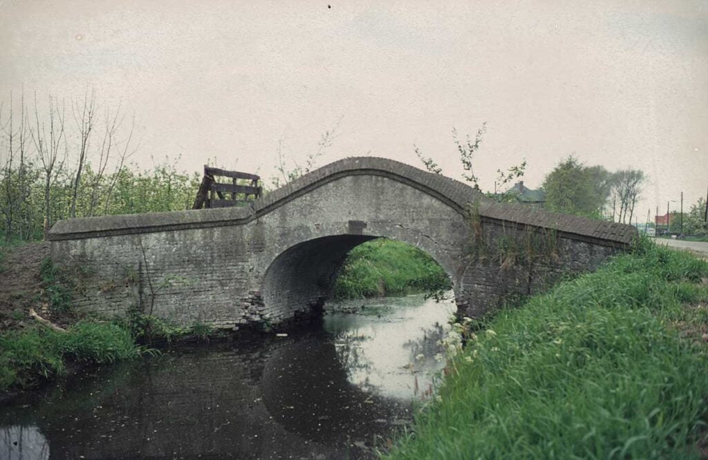 geschiedenis Tull en 't Waal. Een brug over de Waalsewetering.